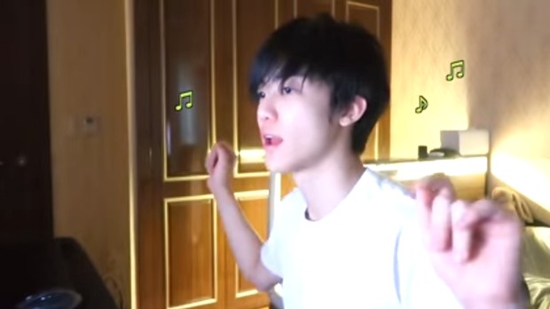 Jaemin mengisi waktu me time dengan mendengarkan musik.