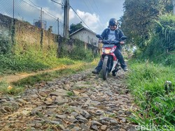 Jalan di Arjasari Bandung Rusak, Pemotor Jatuh Sudah Biasa
