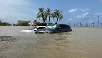 Jarang Terjadi, Banjir Rendam Uni Emirat Arab