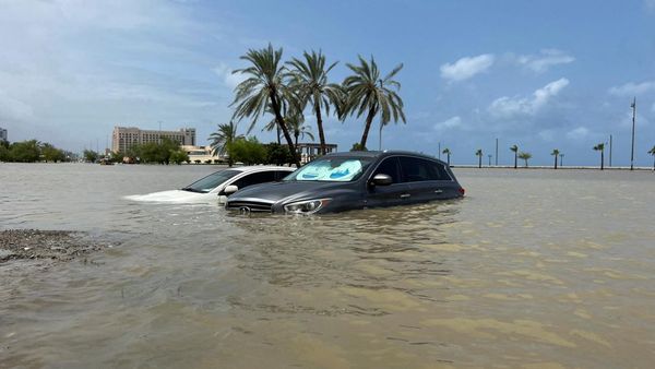 Jarang Terjadi, Banjir Rendam Uni Emirat Arab
