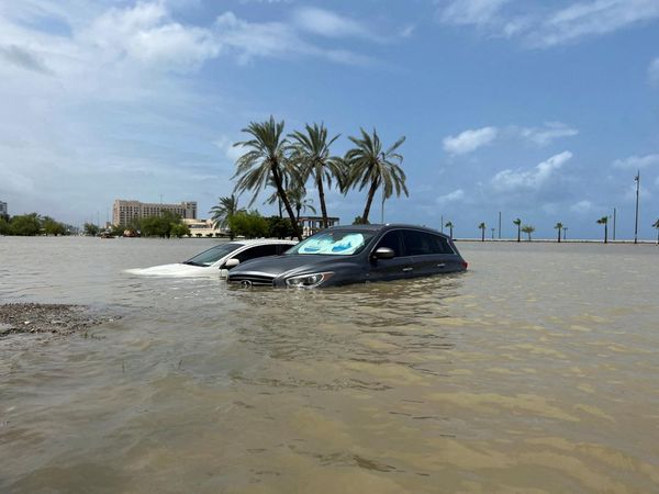 Jarang Terjadi, Banjir Rendam Uni Emirat Arab