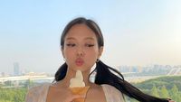 10 Potret Jennie BLACKPINK Jadi Bintang Iklan Soju dan Makan Es Krim