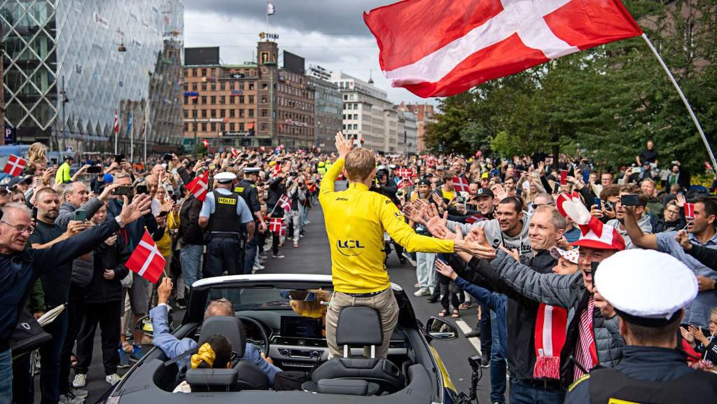 Lihat Lagi Momen Penyambutan Vingegaard, Juara Baru TDF 2022 Lihat Lagi Momen Penyambutan Vingegaard, Juara Baru TDF 2022