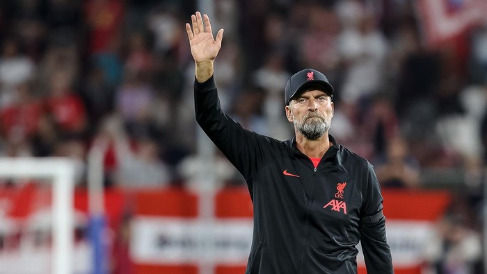 SALZBURG, AUSTRIA - JULY 27: head coach Juergen Klopp of Liverpool FC gestures during the pre-season friendly match between FC Red Bull Salzburg and FC Liverpool at Red Bull Arena on July 27, 2022 in Salzburg, Austria. (Photo by Roland Krivec/DeFodi Images via Getty Images)