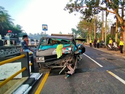 Sopir Ngantuk, Mobil Pikap Tabrak Pembatas Jembatan di Jembrana