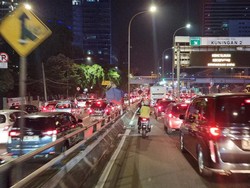 Jalan Gatot Subroto Arah Cawang Jaksel Macet Malam Ini
