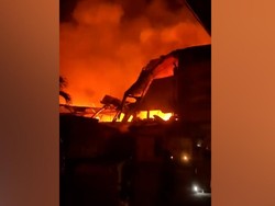 Penampakan Kobaran Api yang Melahap Pabrik Garmen di Jakbar