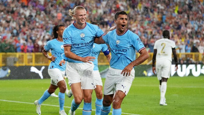 GREEN BAY, WISCONSIN - JULY 23: Erling Haaland of Manchester City celebrates with Rodrigo after scoring their teams first goal  during the pre-season friendly match between Bayern Munich and Manchester City at Lambeau Field on July 23, 2022 in Green Bay, Wisconsin. (Photo by Matt McNulty - Manchester City/Manchester City FC via Getty Images)