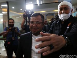 Ekspresi Mantan Presiden ACT Sebelum Diperiksa Sebagai Tersangka