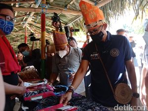 Sandiaga Uno Minta Batik Motif Mangrove di Desa Budo Sulut Dikembangkan Sandiaga Uno Minta Batik Motif Mangrove di Desa Budo Sulut Dikembangkan