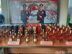 Polisi Ringkus Pengoplos Miras di Bandung, Ratusan Botol Disita