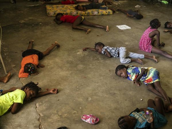 Sedih, Anak-anak Haiti Tidur di Lantai Sekolah Gegara Perang Antargeng