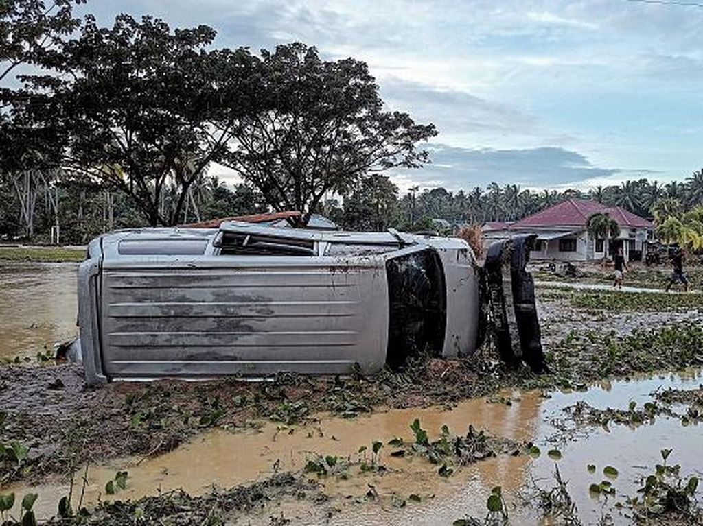 Mobil Terbalik-Rumah Hancur Gegara Banjir Bandang di Torue, Sulteng