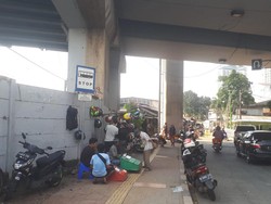 Ada Skywalk di Kebayoran Lama, Pedagang Loak Tersingkir: Kami Makin Melarat!