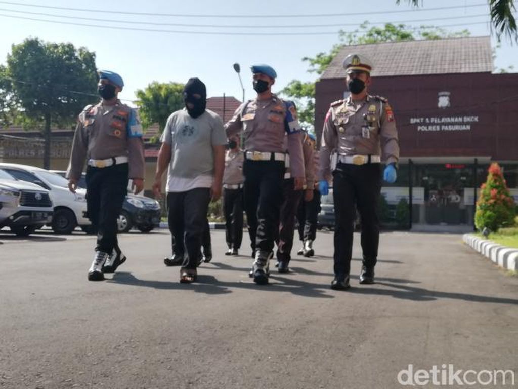 Pelaku Tabrak Lari yang Tewaskan 2 Mahasiswa Sidoarjo Diamankan Pelaku Tabrak Lari yang Tewaskan 2 Mahasiswa Sidoarjo Diamankan