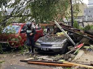 Bruk! Pohon Tumbang Timpa Kios dan Dua Mobil di Cicendo Bandung