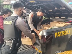 Polisi Probolinggo Gerebek-Sita Ratusan Botol Miras dari Toko Kelontong