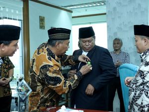 Penghargaan untuk Tokoh Penggerak Koperasi Penghargaan untuk Tokoh Penggerak Koperasi