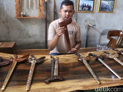 Perajin Warangka Keris di Jombang Panen Cuan Saat Malam 1 Suro