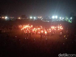 Keren! Peserta Pawai Obor Bentuk Formasi Lafaz Allah di Tasikmalaya