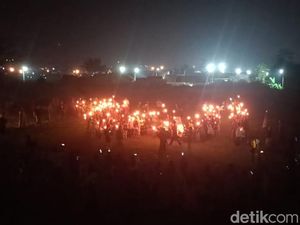 Keren! Peserta Pawai Obor Bentuk Formasi Lafaz Allah di Tasikmalaya Keren! Peserta Pawai Obor Bentuk Formasi Lafaz Allah di Tasikmalaya