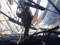 Damkar Masih Sisir Titik Api di Pabrik Pakaian Dalam di Jakbar