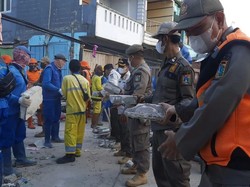 Petugas Gabungan Gotong Royong Singkirkan Puing Bangunan Roboh di Jakpus