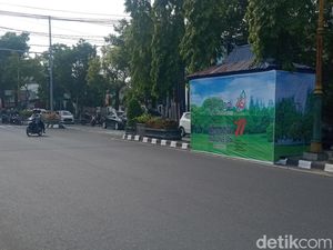 Pos Polisi Tugu Adipura Klaten Ditutup Spanduk, Ini Alasannya