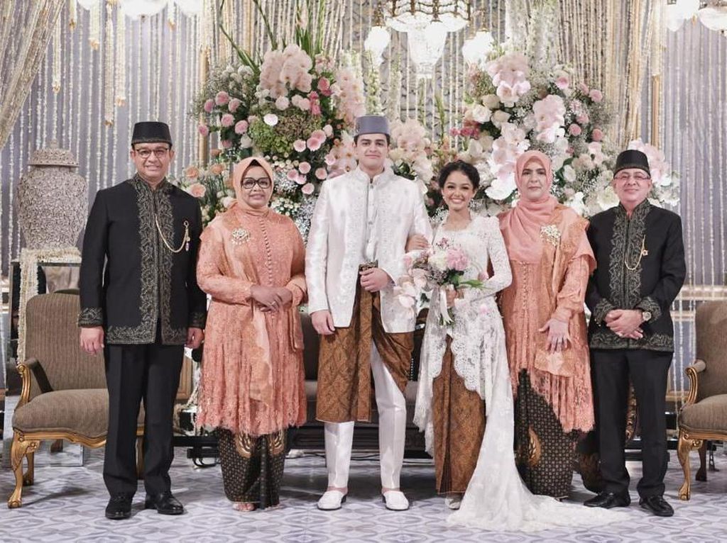 Berkebaya Putih, Gaya Mutiara Baswedan Saat Dinikahi Teman Kampus di UI Berkebaya Putih, Gaya Mutiara Baswedan Saat Dinikahi Teman Kampus di UI