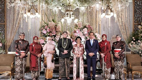 Potret Jokowi-Iriana Beri Ucapan Selamat di Resepsi Putri Anies