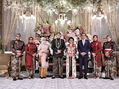 Potret Jokowi-Iriana Beri Ucapan Selamat di Resepsi Putri Anies