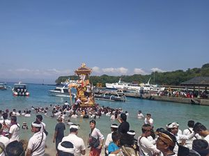 Unik! Ngaben Massal Desa Adat Padangbai, Bade Diarak ke Tengah Laut Unik! Ngaben Massal Desa Adat Padangbai, Bade Diarak ke Tengah Laut