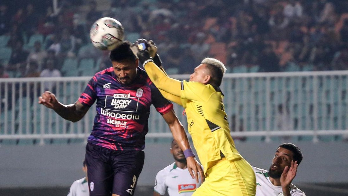 Kiper PSS, M Ridwan (kanan) berjibaku dengan Wander Luiz. Foto: ANTARA FOTO/ASPRILLA DWI ADHA