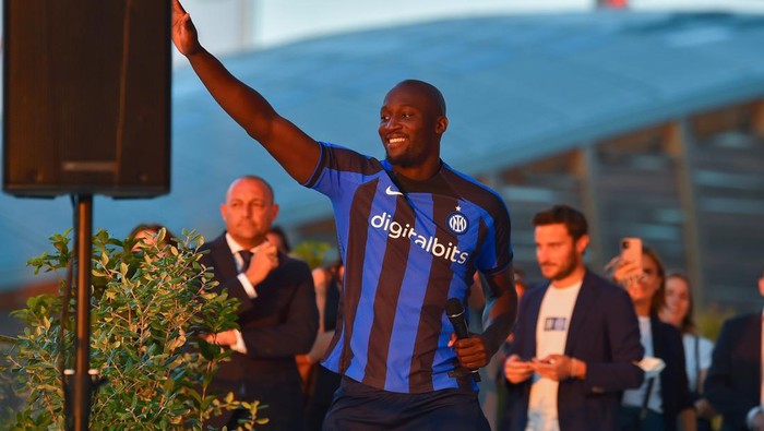 MILAN, ITALY - JULY 14: Romelu Lukaku of FC Internazionale greets fans during the presentation of the new 2022/2023 Nike jersey at the Nike store in piazza Gae Aulenti 6 on July 14, 2022 in Milan, Italy. (Photo by Mattia Pistoia - Inter/Inter via Getty Images)