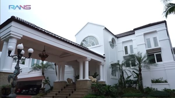 10 Potret Rumah Mewah Hotma Sitompul, Megah Sampai Raffi Ahmad Tersasar