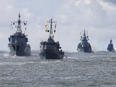 Deretan Kapal Perang Rusia Pamer Kekuatan di Laut Baltik, Ada Apa?