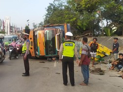 Truk Bawa PVC Terbalik di Cikupa Tangerang Akibat Ban Pecah