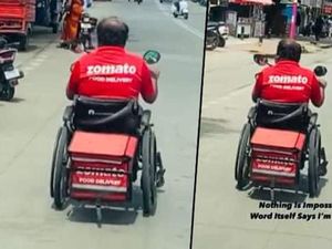 Pakai Kursi Roda, Pria Ini Tetap Semangat Antar Makanan