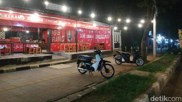 Suasana toko-toko penjual makanan di sekitar Stadion Pakansari, Cibinong.