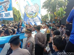 Suporter Persiku Kudus Geruduk Kantor Bupati, Ini Tuntutan Mereka