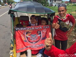 Suporter PSM Naik Becak Motor ke Stadion Parepare Bareng Istri dan Anak