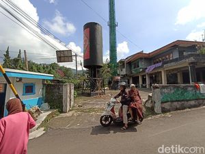 Tugu Botol Kecap Dibongkar Setelah Puluhan Tahun Jadi Ikon Puncak Tugu Botol Kecap Dibongkar Setelah Puluhan Tahun Jadi Ikon Puncak