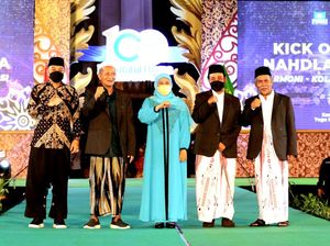 Kick Off 1 Abad NU, Gubernur Khofifah Apresiasi Tugu Pahlawan Fashion Night