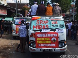 Warga Demo-Segel Toko yang Terang-terangan Jual Miras di Banyuwangi