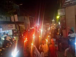 Meriahnya Pawai Obor di Ciputat Tangsel, Warga Rebutan Gunungan Snack