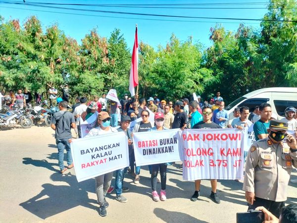 Potret Warga Demo Tolak Kenaikan Tarif TN Komodo Rp 3,75 Juta