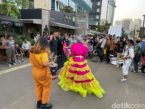 Tak Boleh Catwalk di Zebra Cross Dukuh Atas, ABG SCBD Gunakan Trotoar