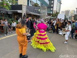 Tak Boleh Catwalk di Zebra Cross Dukuh Atas, ABG SCBD Gunakan Trotoar