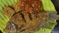 Maknyus! Di Senopati Ada Warung Ikan Goreng yang Punya Sambal Nagih
