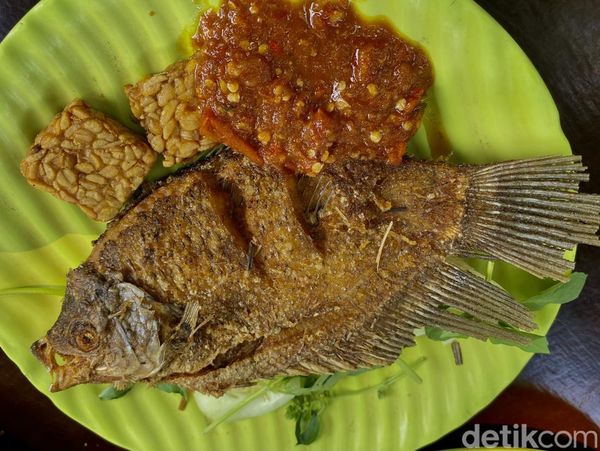 Maknyus! Di Senopati Ada Warung Ikan Goreng yang Punya Sambal Nagih